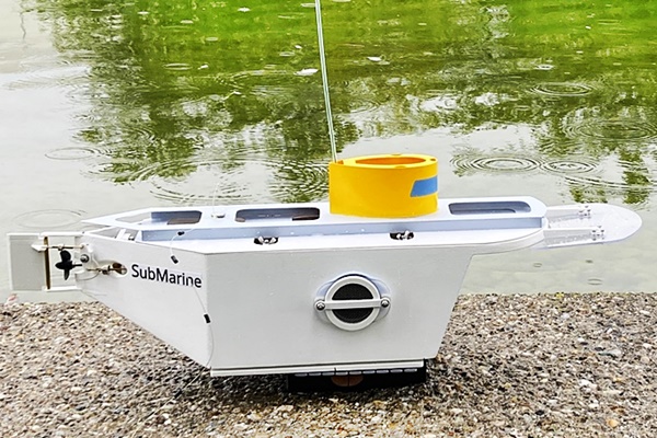 Die SubMarine - ein fernsteuerbares DIY RC-Modell U-Boot mit Bauplan hier außerhalb des Wassers